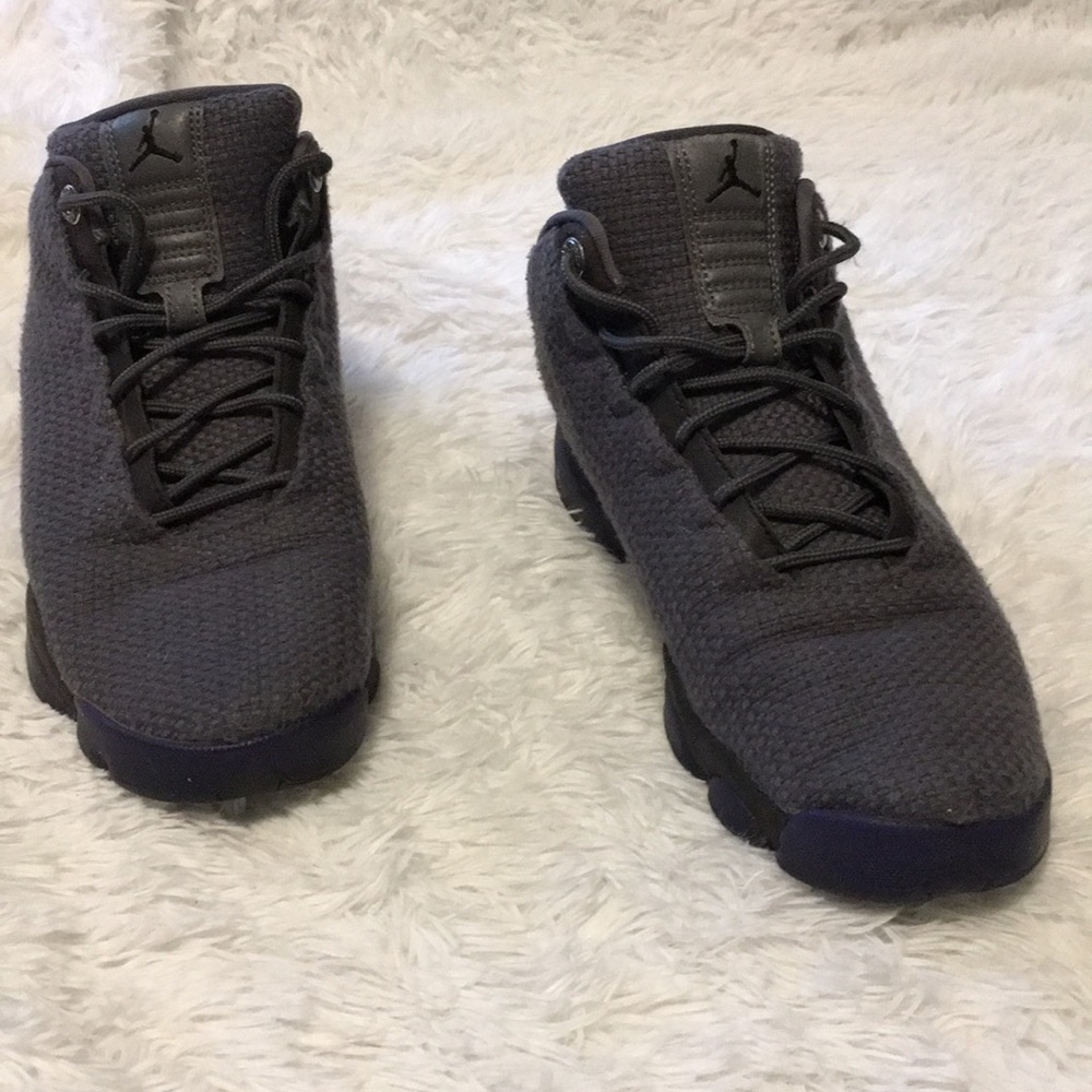 Jordan sneakers sz 7m gray color